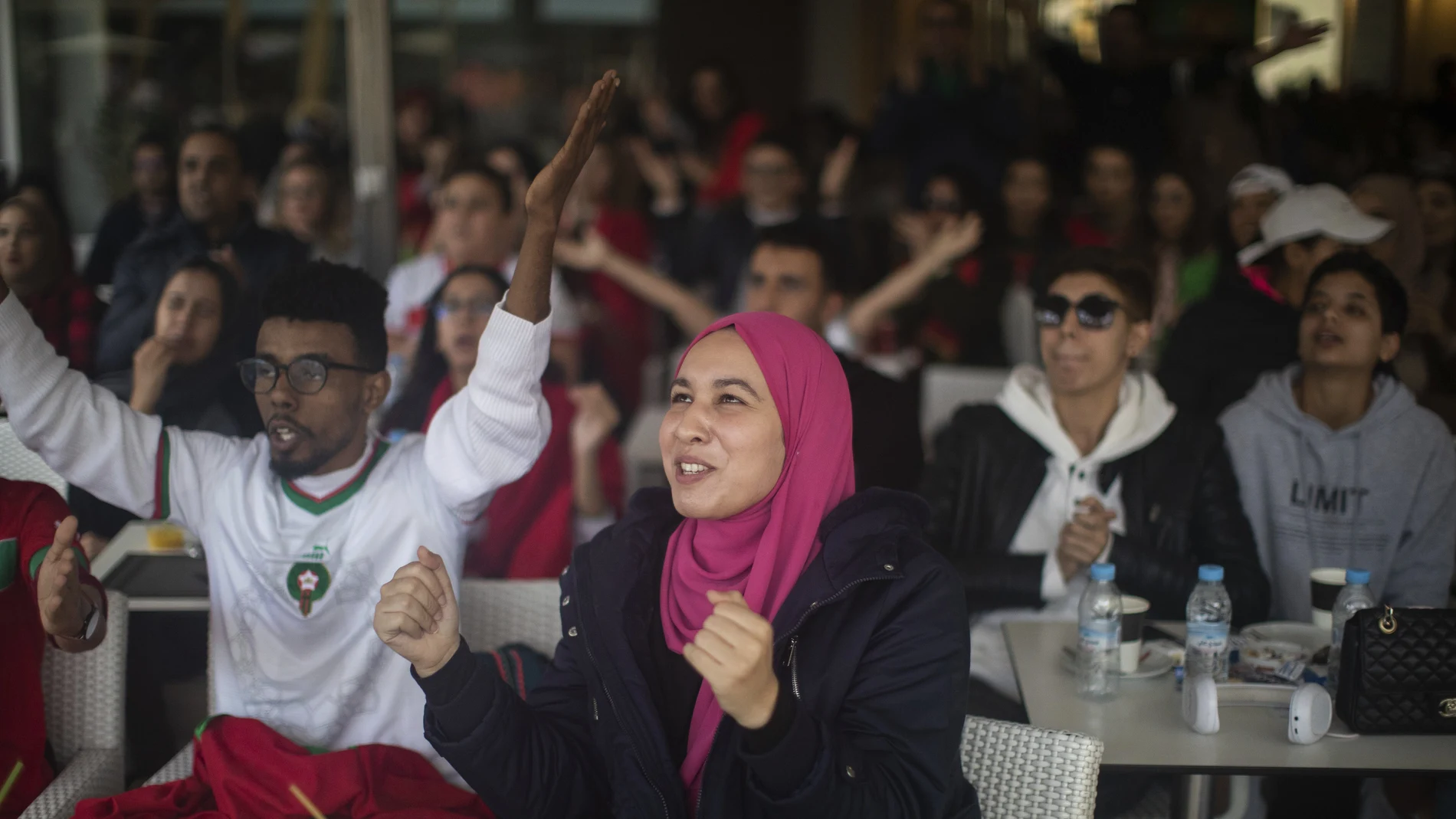Las mujeres ocupan también los cafés en Rabat celebrando los éxitos de la selección marroquí