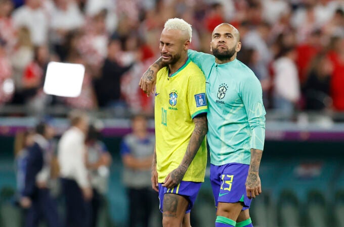 Alves intenta consolar a Neymar, que llora después de que Croacia eliminara a Brasil