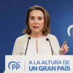 La secretaria general del PP, Cuca Gamarra, durante la rueda de prensa ofrecida este sábado en la sede del PP en Madrid.