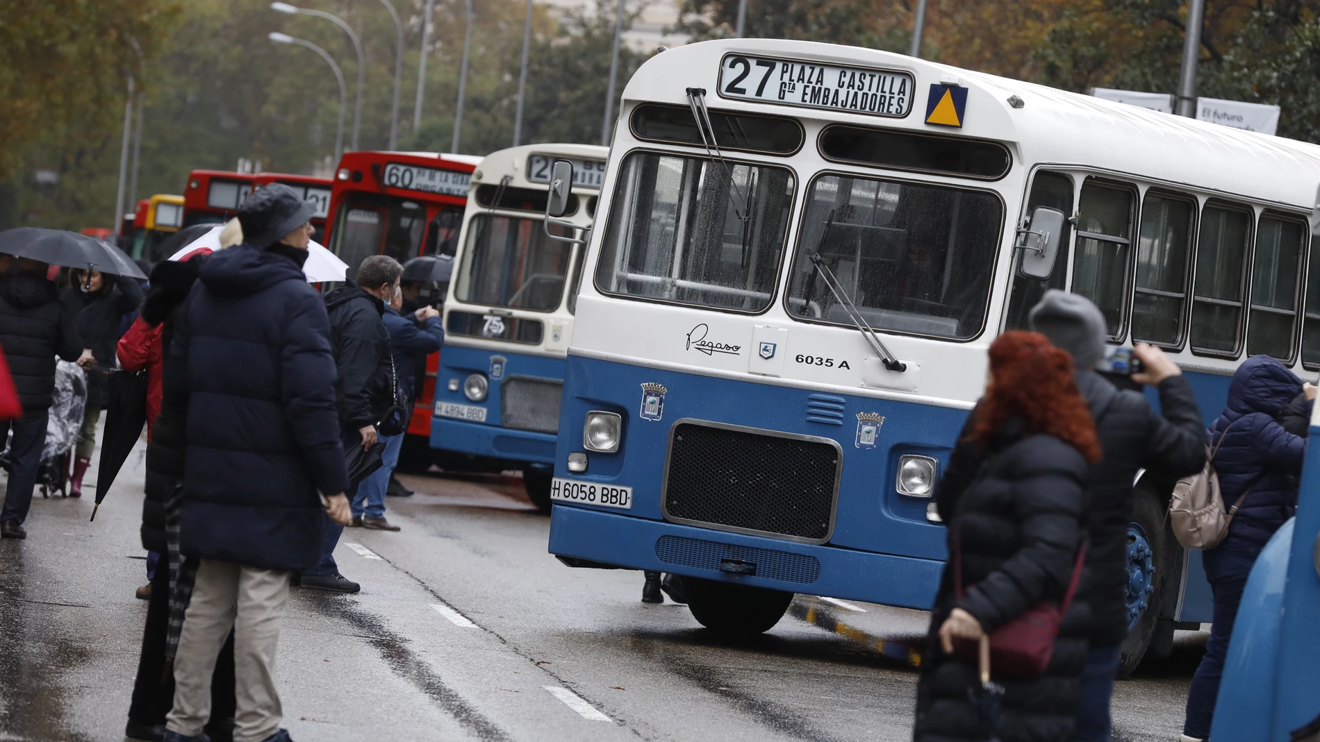 Una docena de autobuses recorrieron las calles emblemáticas de la ciudad con motivo de la II Exhibición de Autobuses Históricos de la EMT