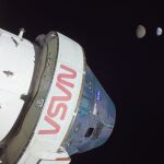 Nave Orión de la misión Artemis I observando de lejos la Tierra y la Luna