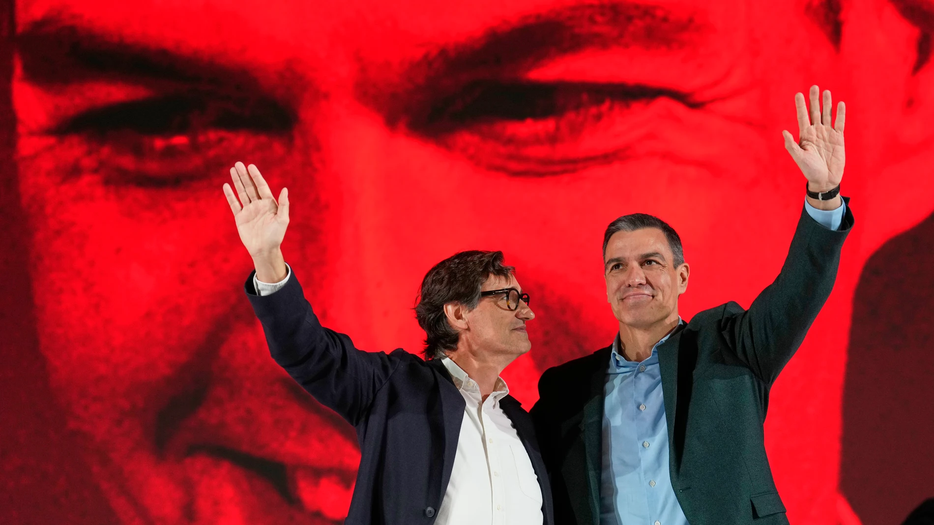 El presidente del Gobierno y secretario general del PSOE, Pedro Sánchez, y el líder del PSC, Salvador Illa (i), durante un acto de apoyo al candidato socialista en Barcelona, este domingo
