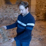 Juan Antonio Velez en la iglesia de Sagides que sufre una plaga de termitas