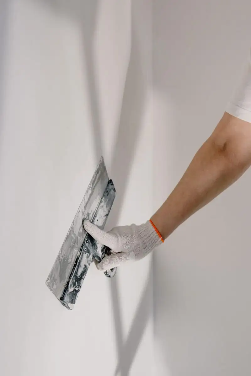Existen varias formas de rellenar y reparar los agujeros, desde la masilla para pared hasta el uso de cera de vela| Fuente: Pexels / Ksenia Chernaya