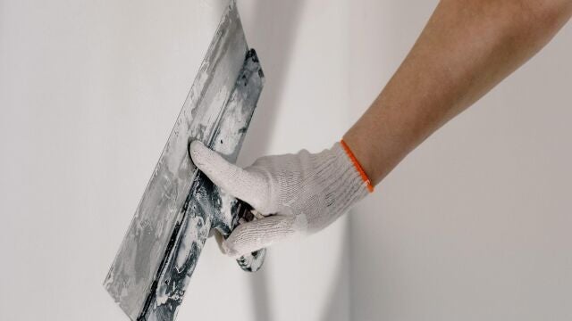 Existen varias formas de rellenar y reparar los agujeros, desde la masilla para pared hasta el uso de cera de vela| Fuente: Pexels / Ksenia Chernaya