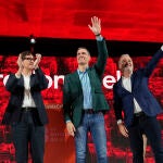 El presidente del Gobierno y secretario general del PSOE, Pedro Sánchez junto al líder del PSC, Salvador Illa, el alcaldable por Barcelona, Jaume Collboni, y la viceprimera secretaria de Organización del PSC, Lluïsa Moret