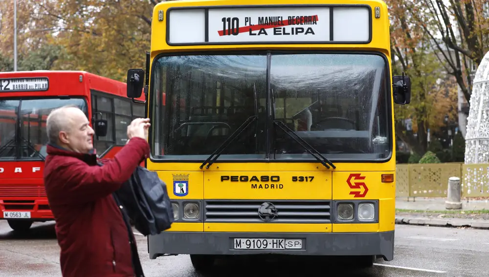 Exposicion de autobuses antiguos de la EMT en el Museo del Prado con motivo del 75 aniversario de su fundacion.
