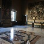 El suelo de una estancia de la Embajada de España en Roma, con el Águila de San Juan en primer término