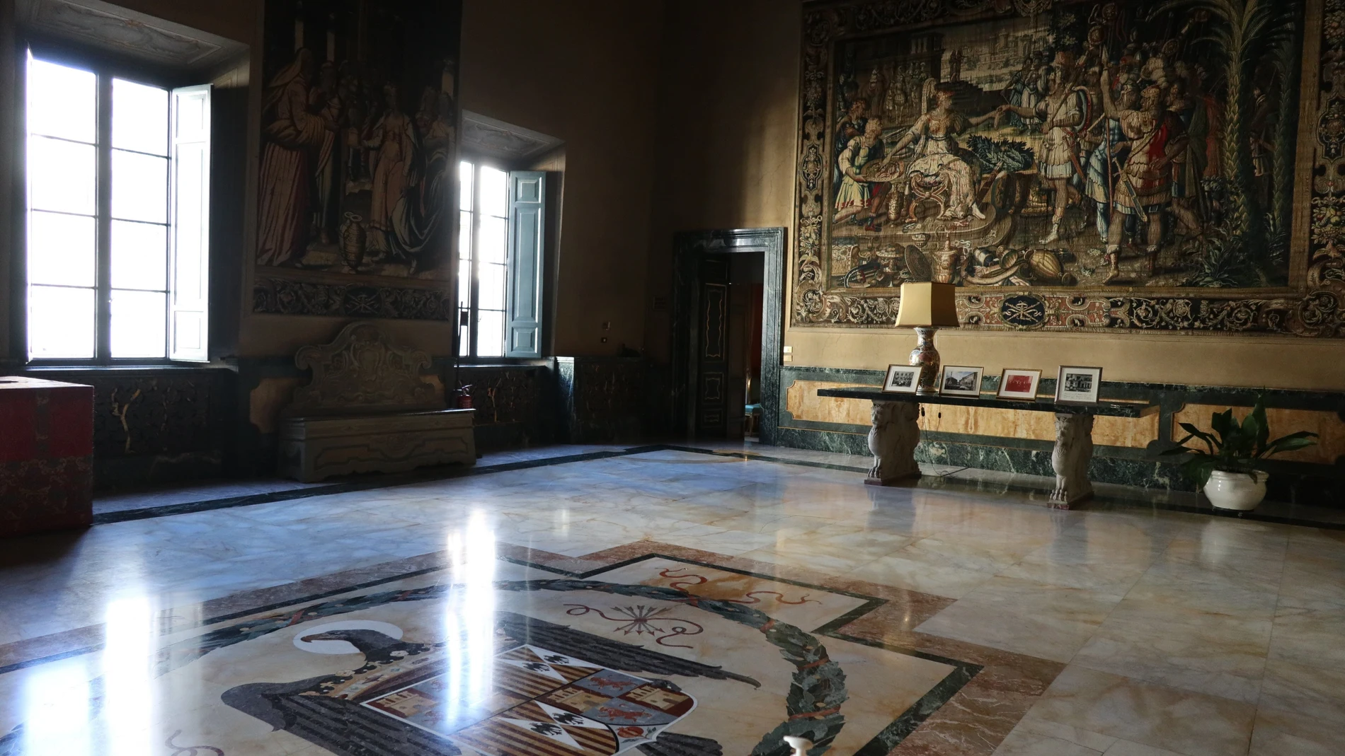 El suelo de una estancia de la Embajada de España en Roma, con el Águila de San Juan en primer término