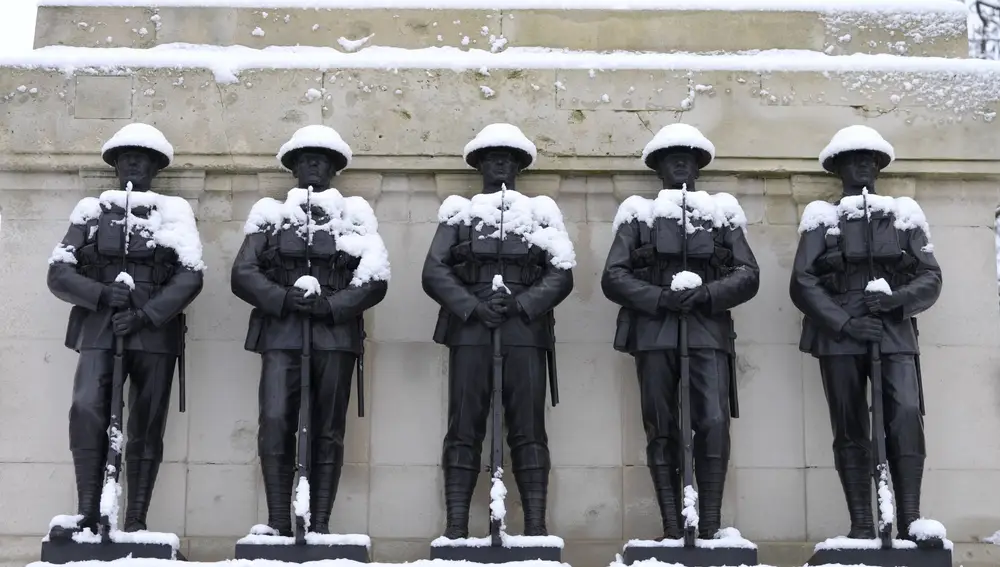Las estatuas de soldados en el monumento a los guardias en St James's Park están cubiertas de nieve en Londres