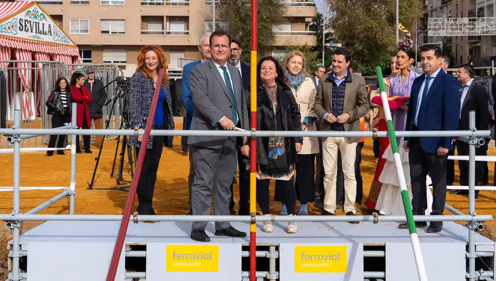 El delegado Juan Carlos Cabrera aprieta el primer tubo de la Portada de la Feria de Sevilla, a 12 de diciembre de 2022