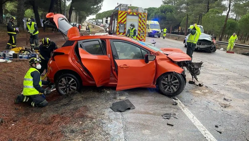 Un muerto y dos heridos tras el choque de dos turismos en la carretera N-122 en Traspinedo (Valladolid)