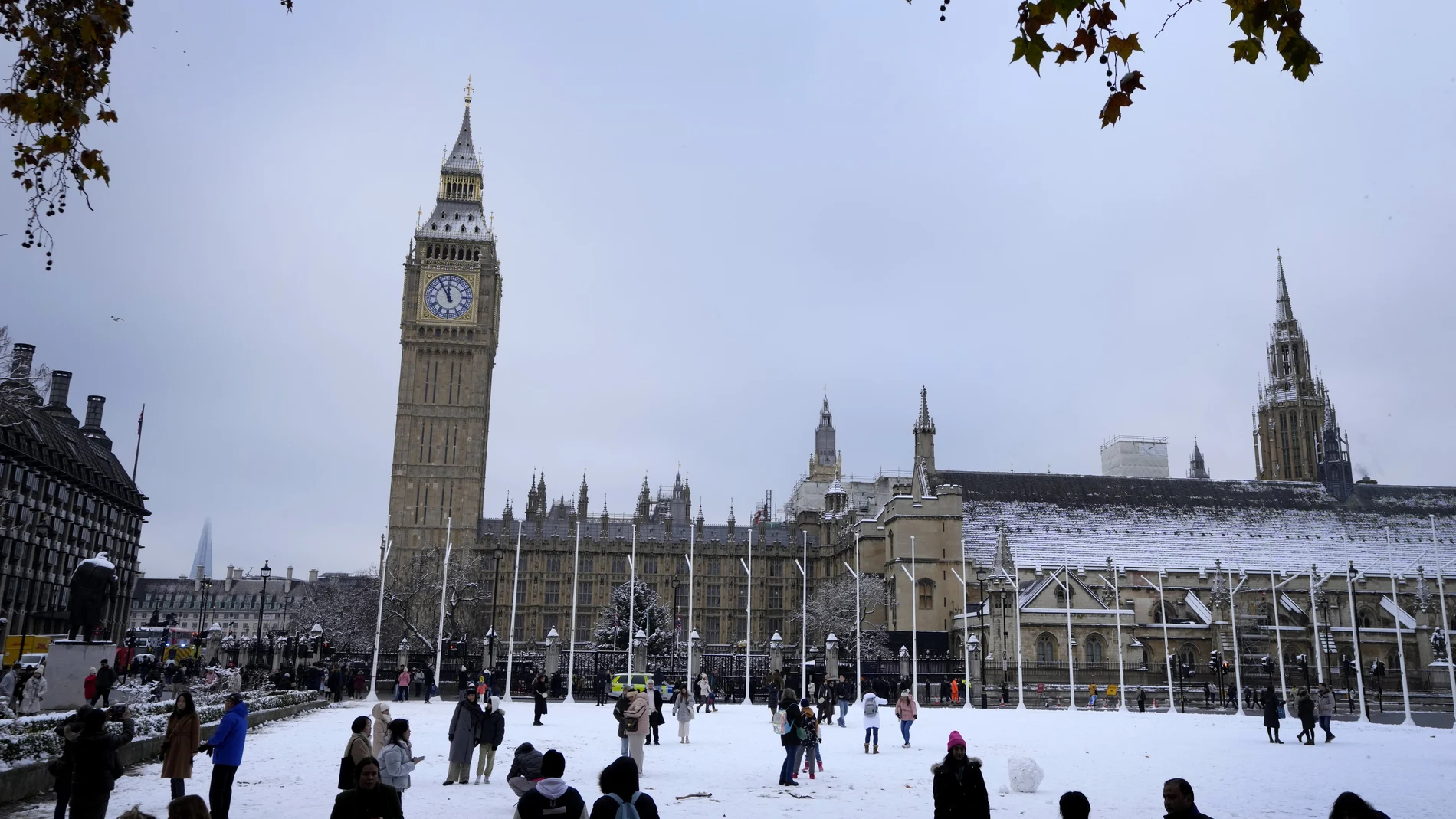 Gente divirtiéndose con la nieve ayer frente al Parlamento de Londres