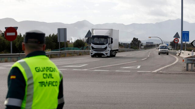 Un agente de la Guardia Civil en una carretera de la Comunidad