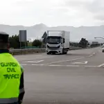 Un Guardia Civil, observa el tráfico