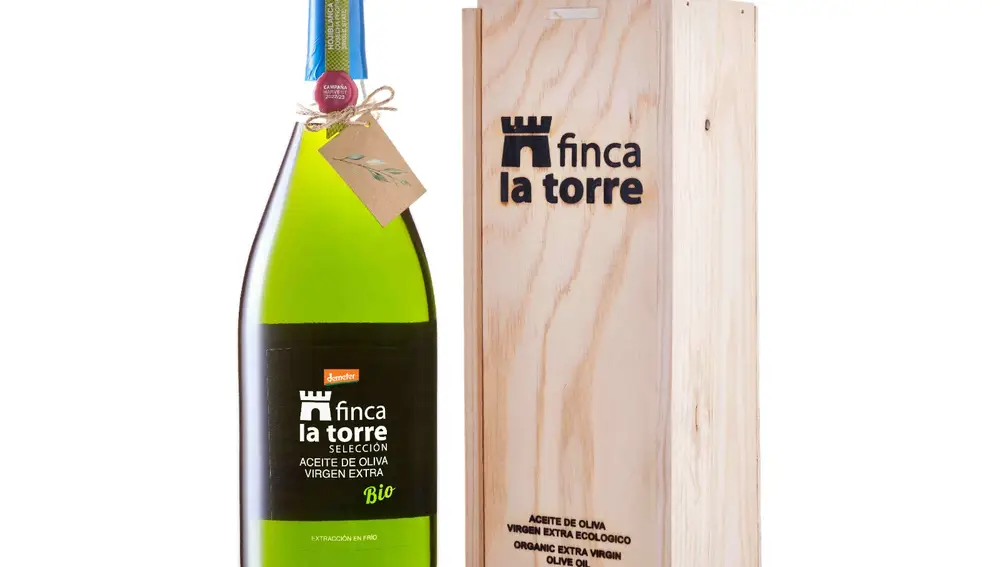 El AOVE de Finca La Torre viene en un estuche de madera natural que se puede personalizar con el nombre de su afortunado propietario