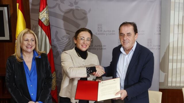 La consejera maría González Corral y Benito Serrano firman el acuerdo en presencia de Yolanda de Gregorio