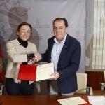 La consejera maría González Corral y Benito Serrano firman el acuerdo en presencia de Yolanda de Gregorio