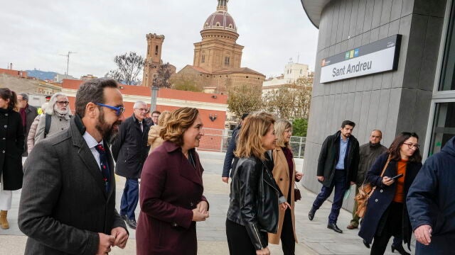 La ministra de Transportes, Raquel Sanchez (d), presidió este mediodía el acto de la puesta en servicio de la nueva estación de Rodalies del barrio de Sant Andreu de Barcelona junto al conseller de Territori, Juli Fernàndez (i) y la alcaldesa de Barcelona, Ada Colau (c)