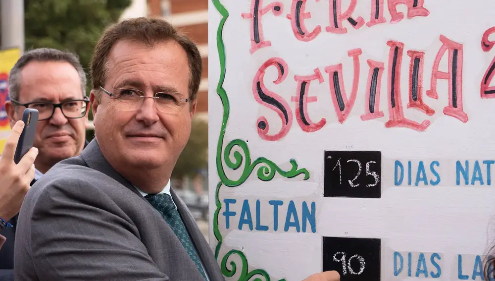 El delegado de Fiestas Mayores del Ayuntamiento de Sevilla, Juan Carlos Cabrera, anota en la pizarra los días que quedan para el comienzo de la Feria
