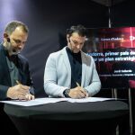 En la izquierda Arturo Castelló, CEO de Encom Games y, a su derecha, Jordi Gallardo, Ministro de Presidencia, Economía y Empresa del Gobierno de Andorra.