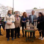 El delegado de Fiestas Mayores del Ayuntamiento de Sevilla, Juan Carlos Cabrera, (4i) junto a la maqueta de la Portada durante la colocación del primer tubo de la Portada de la Feria de Sevilla