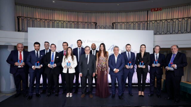 Fotografía de familia tras la entrega de los IV Premios Médicos del Año