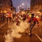 -FOTODELDÍA-AME9803. LIMA (PERÚ), 11/12/2022.- Cientos de manifestantes, a favor de Pedro Castillo y en contra del Congreso, se manifiestan en las calles del centro, hoy en Lima (Perú). EFE/ Aldair Mejía