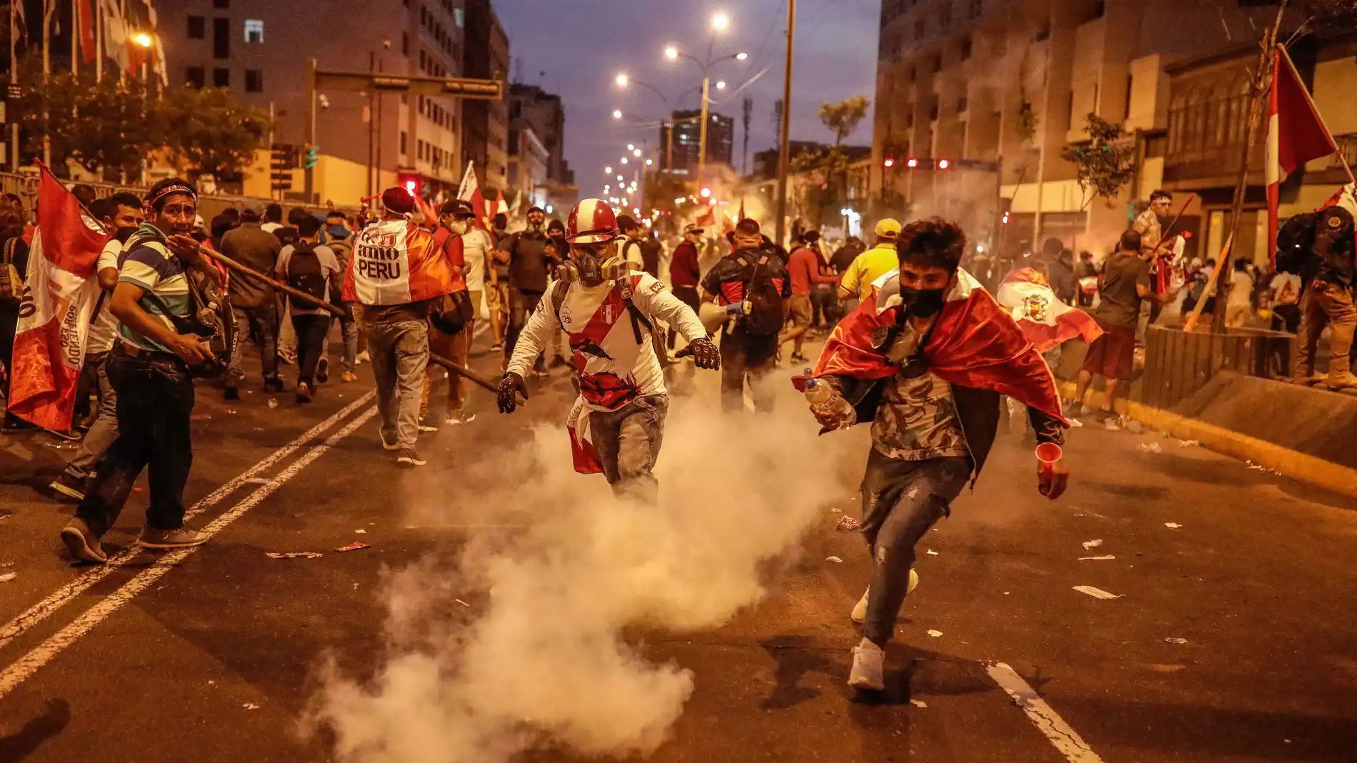 -FOTODELDÍA-AME9803. LIMA (PERÚ), 11/12/2022.- Cientos de manifestantes, a favor de Pedro Castillo y en contra del Congreso, se manifiestan en las calles del centro, hoy en Lima (Perú). EFE/ Aldair Mejía