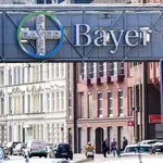 Detalle del logo del grupo químico y farmacéutico alemán Bayer en Wuppertal (Alemania)