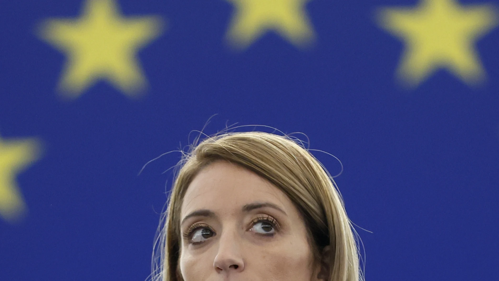 La presidenta del Parlamento Europeo, Roberta Metsola, observa durante una sesión especial sobre grupos de presión
