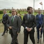 El vicepresidente García-Gallardo conversa con Méndez Pozo en presencia del consejero Mariano Veganzones, a su llegada al acto de constitución del pleno del Consejo de Cámaras de Comercio en Ávila