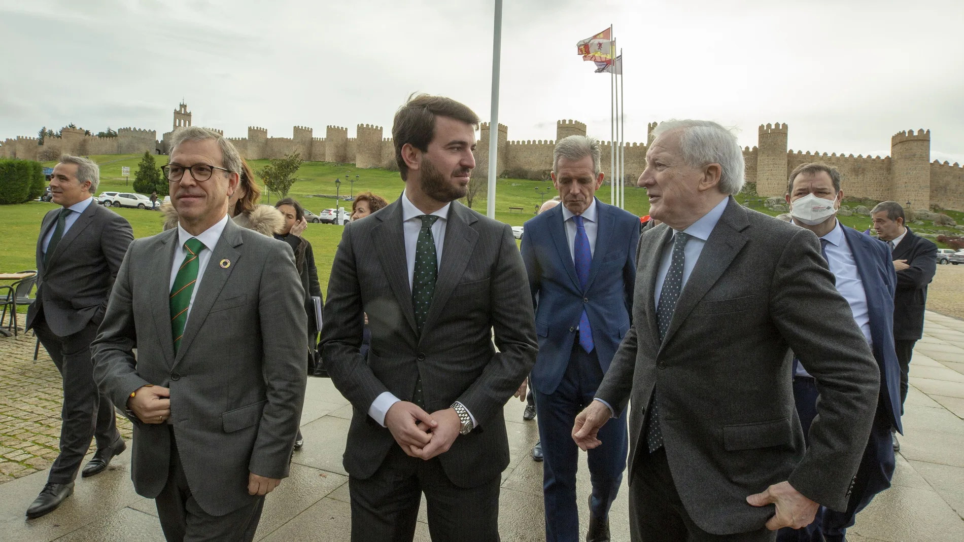 El vicepresidente García-Gallardo conversa con Méndez Pozo en presencia del consejero Mariano Veganzones, a su llegada al acto de constitución del pleno del Consejo de Cámaras de Comercio en Ávila