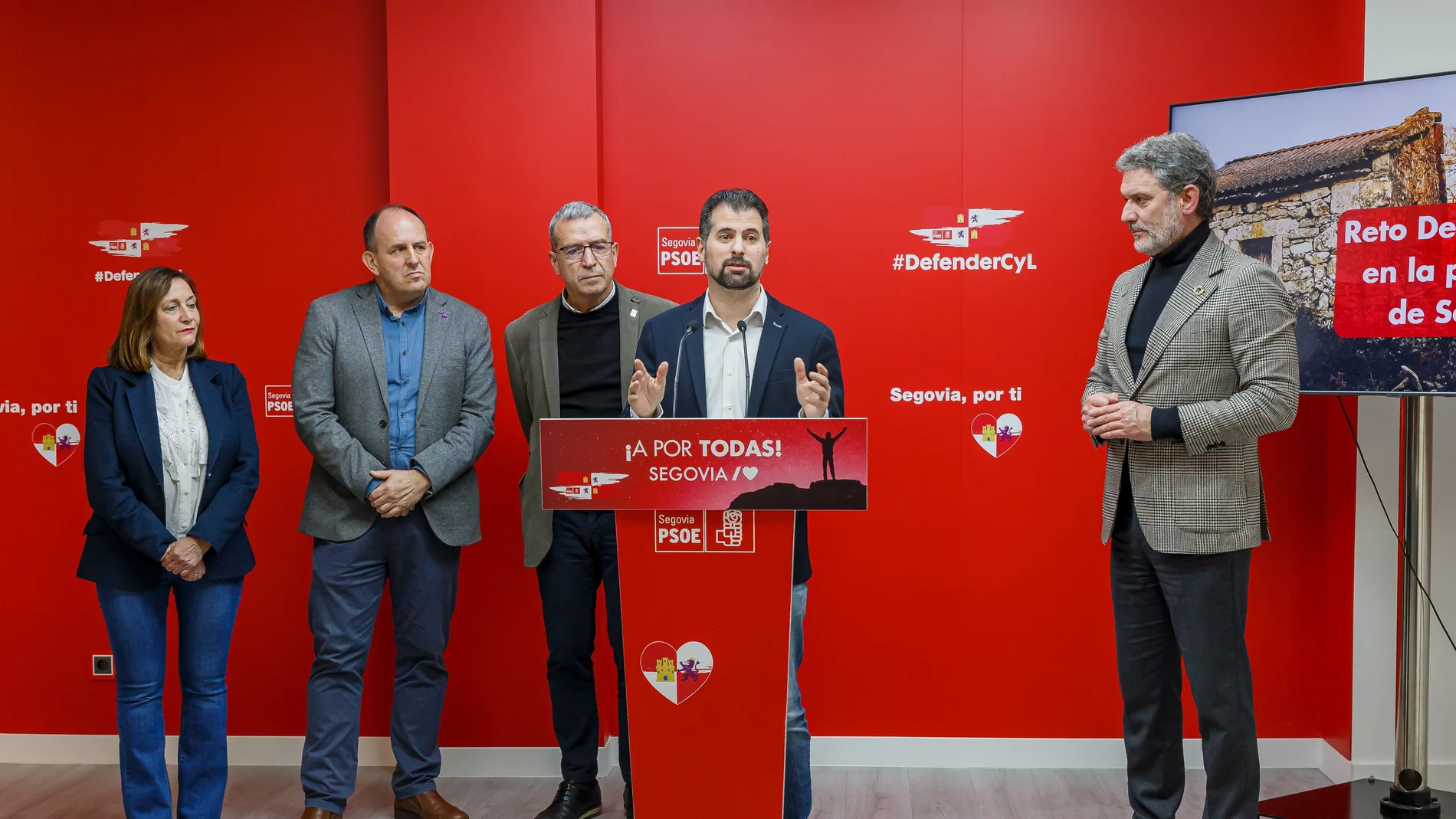 Luis Tudanca atiende a la prensa junto a Francesc Boya, José Luis Aceves y José Luis Vázquez