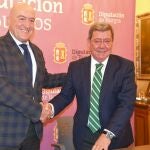 El consejero de la Presidencia, Jesús Julio Carnero, y el presidente de la Diputación de Burgos, César Rico, durante la firma del convenio para el Fondo de Cohesión Territorial