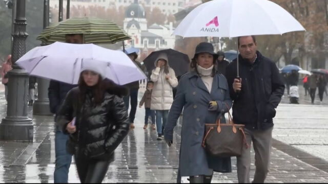 Media España continúa en alerta por viento, fuerte oleaje o por lluvias