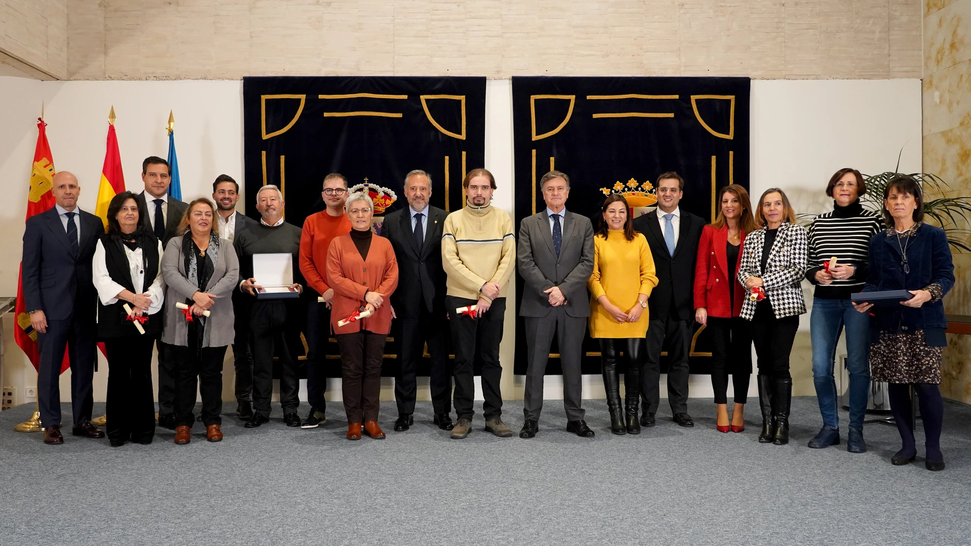 El presidente de las Cortes de Castilla y León, Carlos Pollán, entrega las distinciones al personal de las Cortes de Castilla y León