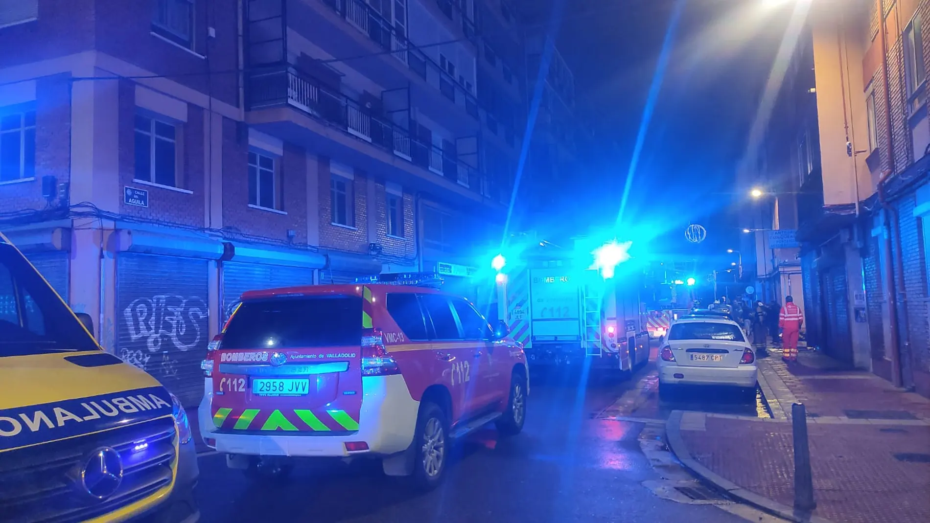 Intoxicadas diez personas en el incendio de en un piso del bloque 10 de la calle del Águila en Valladolid