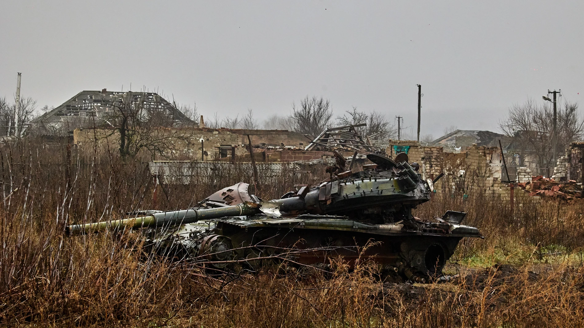 Un tanque ruso destruido en el pueblo ucraniano de Kam'yanka, cerca de Izium, en la región de Jarkiv