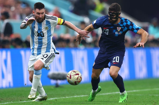 Messi y Josko Gvardiol, en el Argentina-Croacia