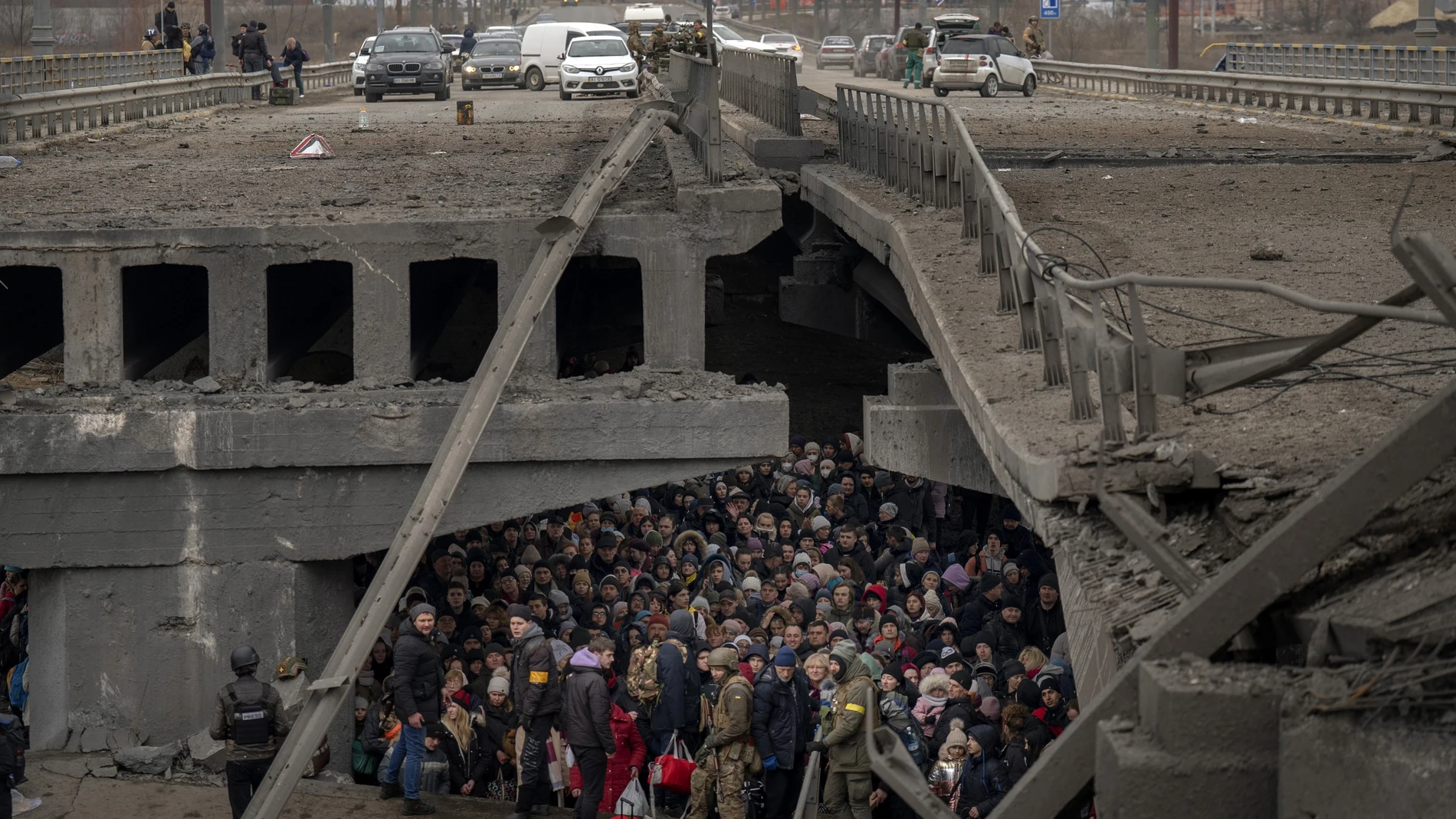 Una multitud de ucranianos trata de huir de Kyiv bajo un puente destruido por el Ejército ruso