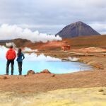 Planta de energía geotérmica y aguas termales en el lago Myvatn, Islandia