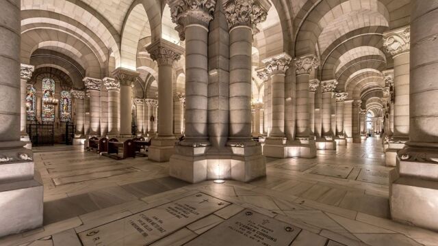 Mar de columnas de la cripta de la Almudena