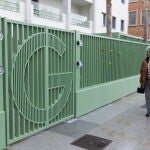 La icónica letra 'G' con la que se identifica al gigante tecnológico Google luce este martes en la verja de entrada al recinto de la antigua sede del Gobierno Militar de Málaga, en el Paseo de la Farola, donde la multinacional estadounidense pondrá en marcha en el segundo semestre de 2023 su centro de excelencia en ciberseguridad