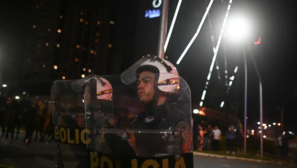 Policías intentan dispersar una manifestación de seguidores del saliente presidente de Brasil, Jair Bolsonaro, en Brasilia