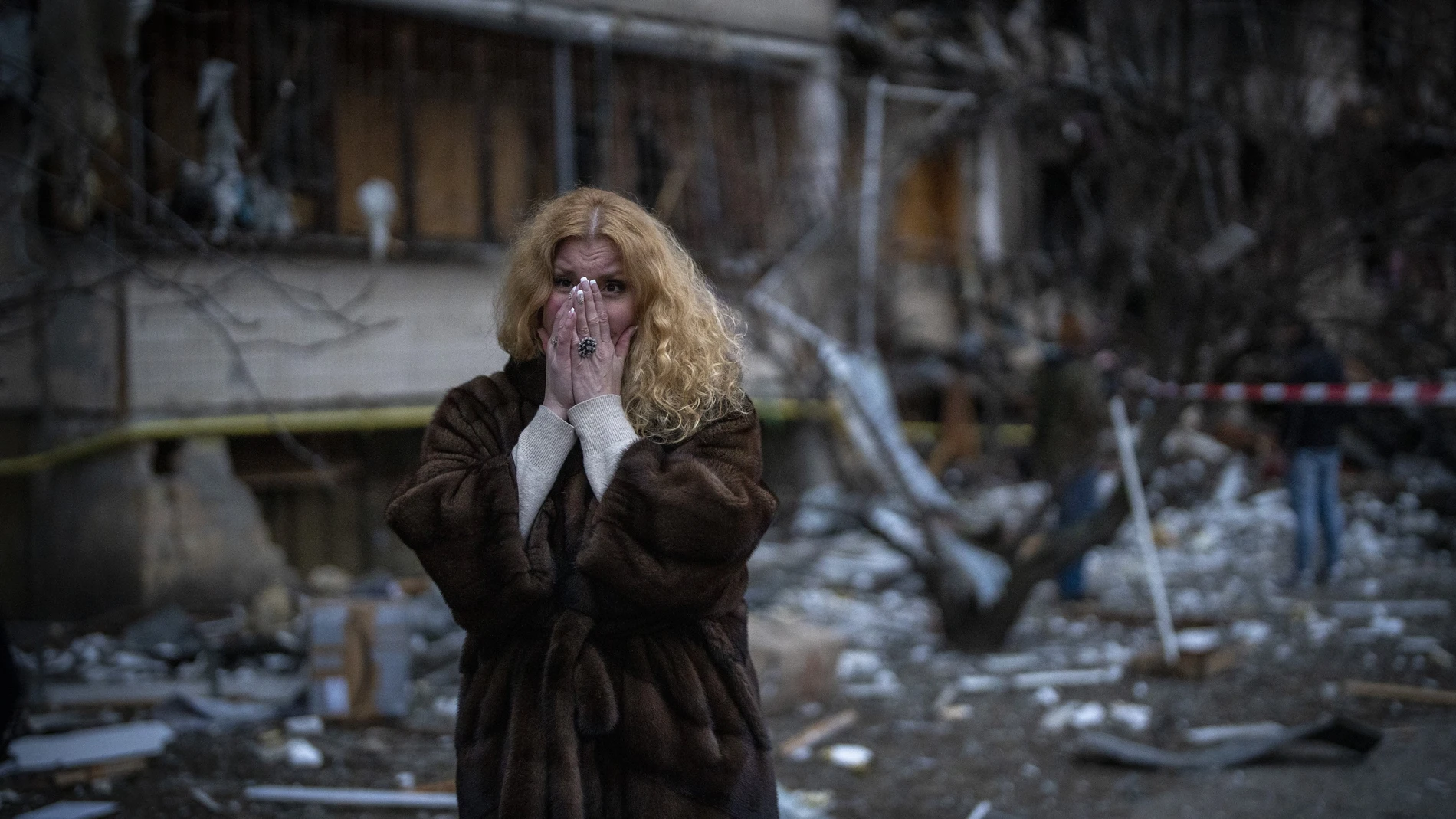 Natali Sevriukova contempla entre lágrimas cómo un misil ruso ha convertido en escombros su casa en Kyiv el 25 de febrero
