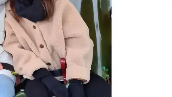 Paula Echevarría en Disneyland París con botas UGG.