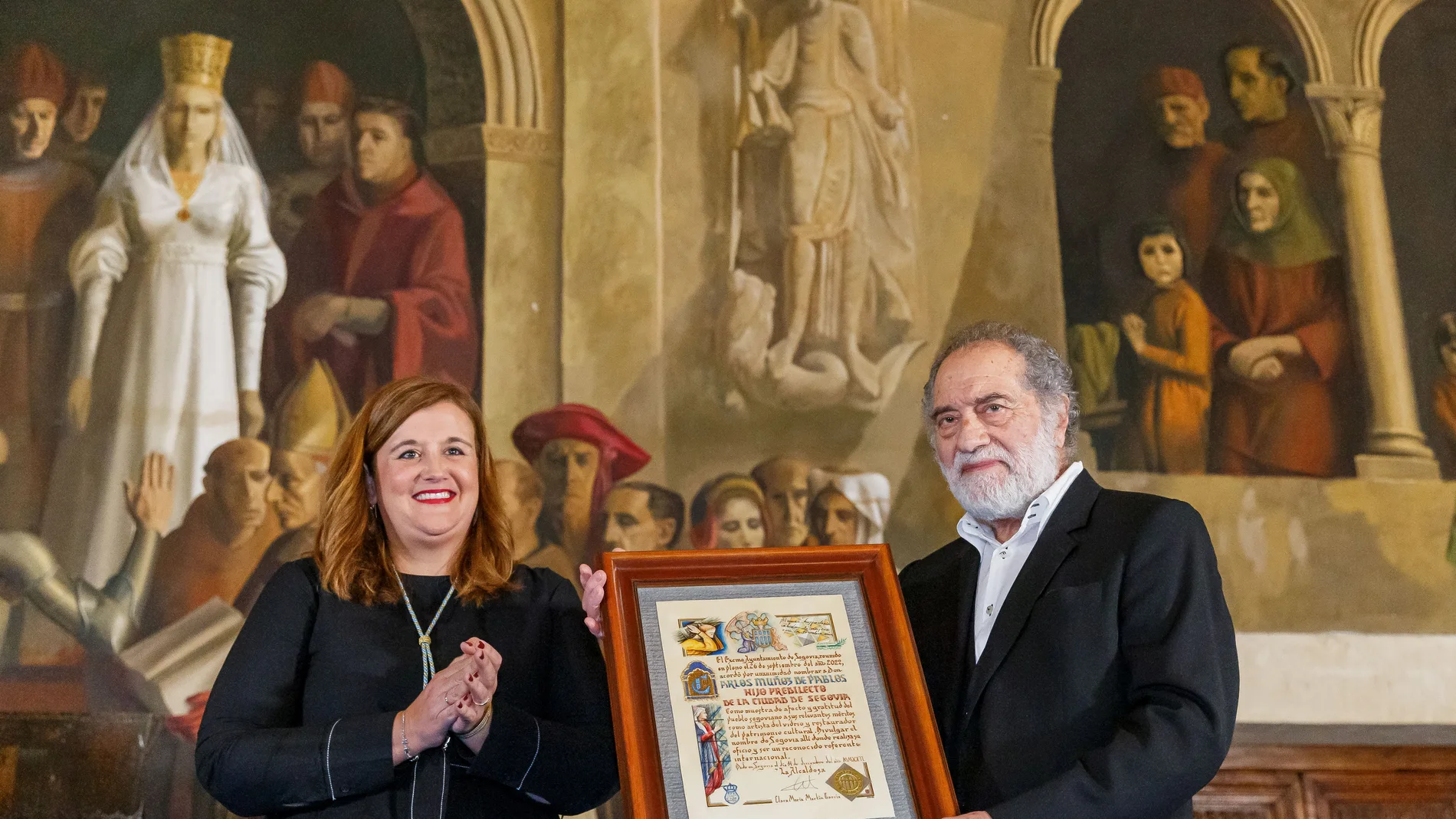 La alcaldesa de Segovia, Clara Martín, entrega el título de Hijo Predilecto de Segovia al artista, pintor y vitralista Carlos Muñoz de Pablos en un acto solemne