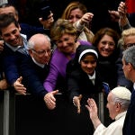 Francisco saluda a la gente durante la audiencia general semanal en el Aula Pablo VI, Ciudad del Vaticano, este miércoles pasado