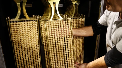 Llegada de los bombos del Sorteo de Navidad al Teatro Real